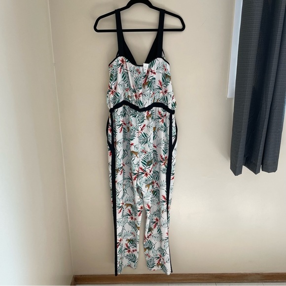 TIGER Print Jumpsuit In A Light And Breezy
Fabric, Elastic Waist, Pockets Size L - Picture 6 of 15